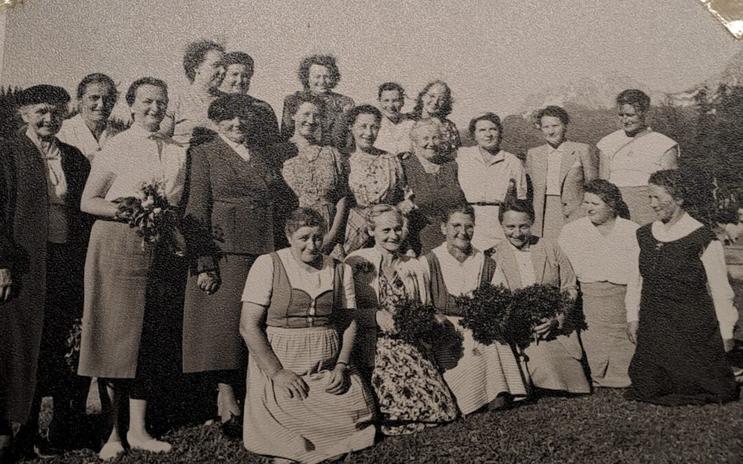 Altes schwar-weisses Bild von Wettswiler Frauen